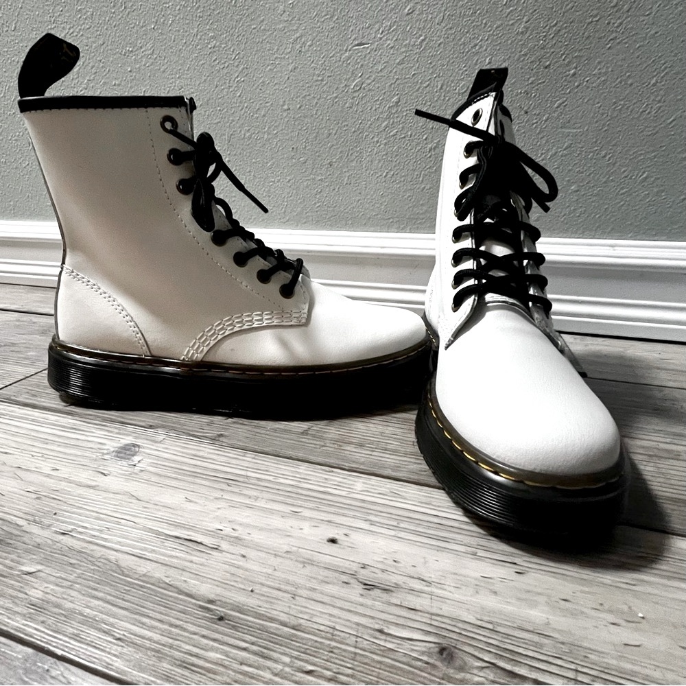 NWOB Dr. Doc Martens Zavala White Leather Combat Boots Classic Winter Lace Up - Picture 4 of 10